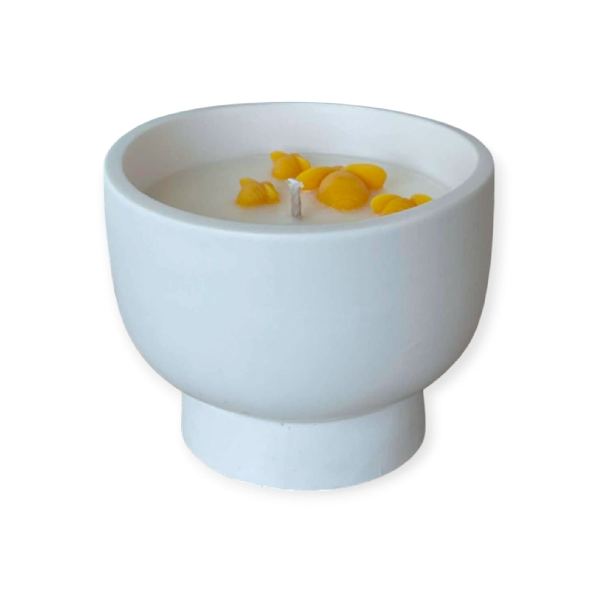 Buiten kaars met citrepel om insecten op afstand te houden