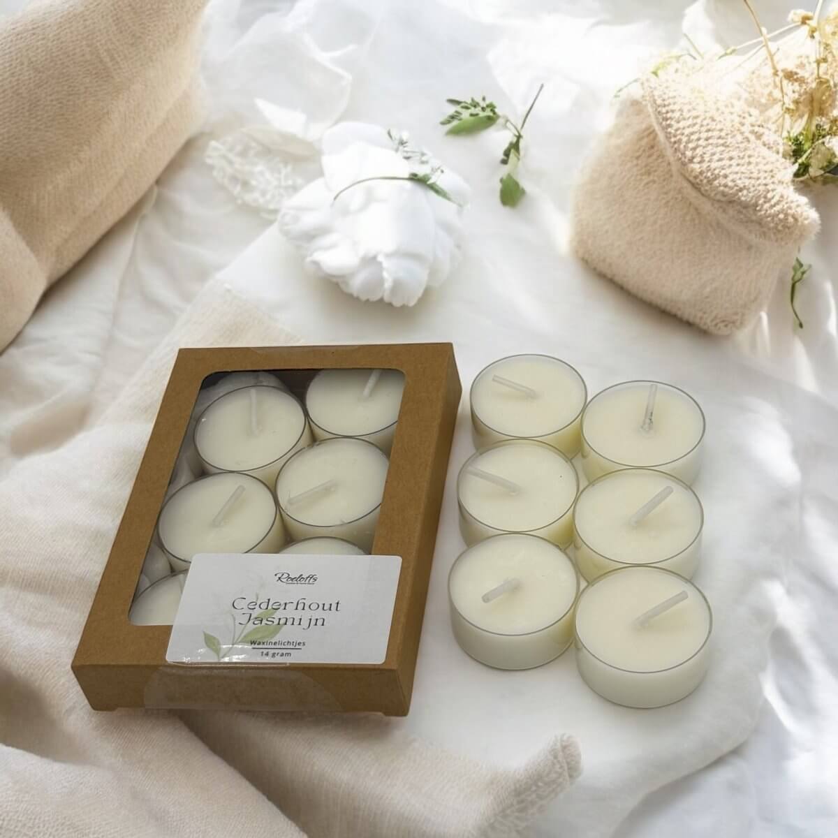 Geur Waxinelichtjes Cederhout - Jasmijn - De subtiele geur van Cederhout - Jasmijn in deze waxinelichtjes met geur helpen je om te herstellen na een lange dan en weer tot rust te komen.  Roeloffs Candles & Home Decor
