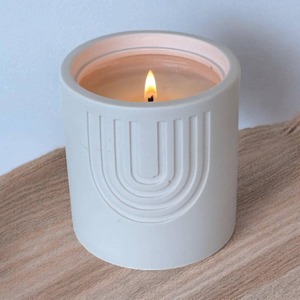 Geurkaars Cederhout - Jasmijn - Ervaar zelf wat deze subtiele geurkaars Cederhout - Jasmijn voor jou kan doen. Aromatherapie om te helen en te herstellen. Roeloffs Candles & Home Decor