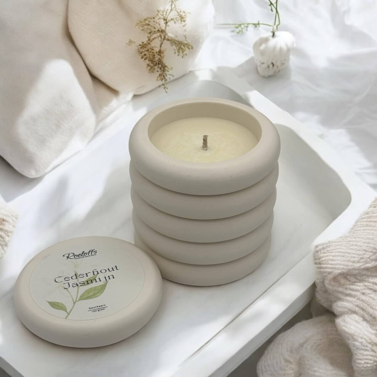 Geurkaars Cederhout - Jasmijn - Ervaar zelf wat deze subtiele geurkaars Cederhout - Jasmijn voor jou kan doen. Aromatherapie om te helen en te herstellen. Roeloffs Candles & Home Decor