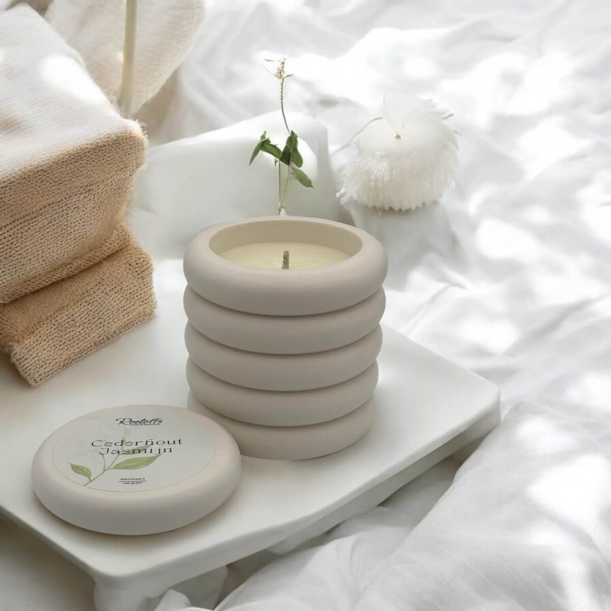 Geurkaars Cederhout - Jasmijn - Ervaar zelf wat deze subtiele geurkaars Cederhout - Jasmijn voor jou kan doen. Aromatherapie om te helen en te herstellen. Roeloffs Candles & Home Decor