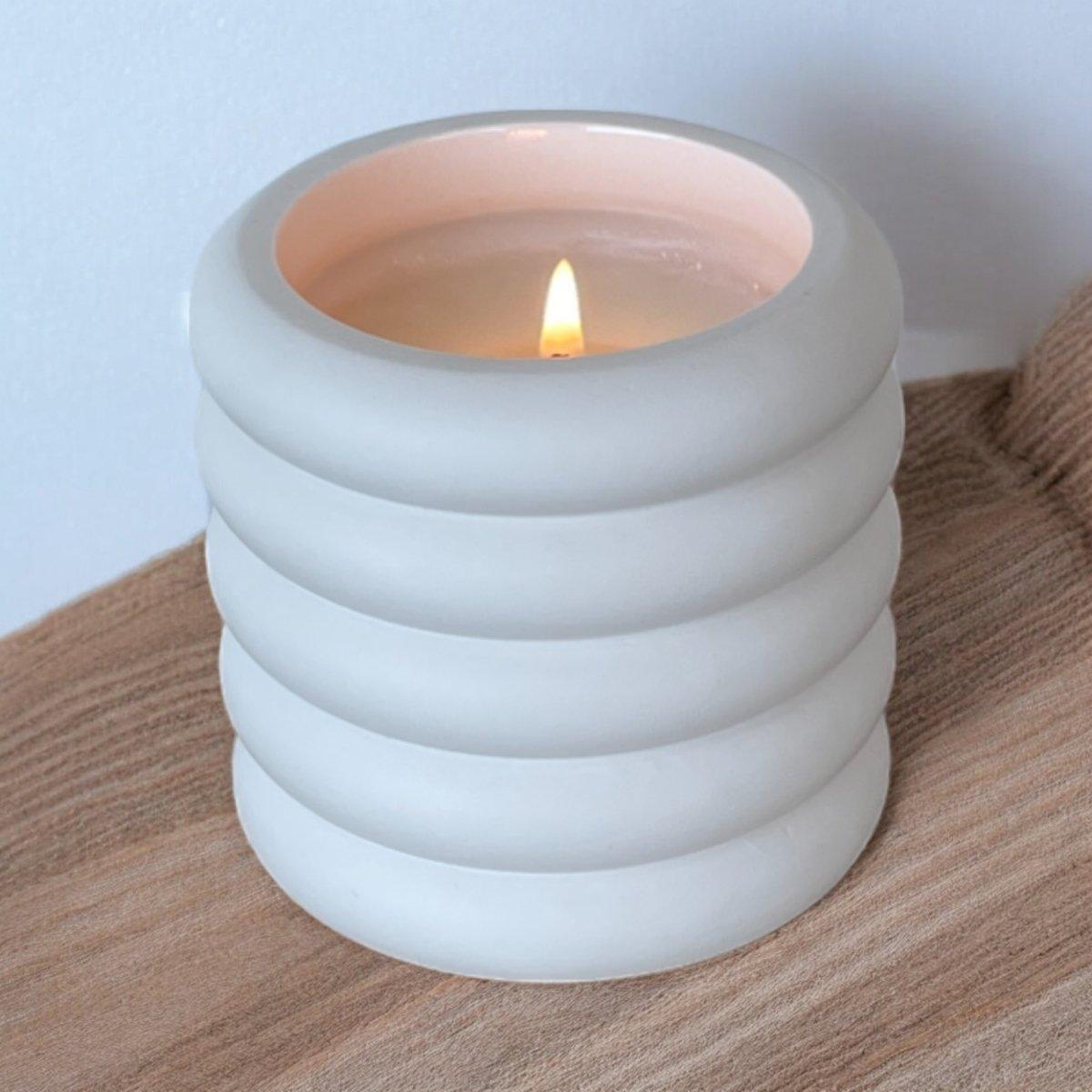 Geurkaars Limoen - Musk - Citrusnoten gecombineerd met de warmte van musk en eikenhout is de perfecte mannelijke wintergeur. Ervaar energie en ontspanning bij jou thuis Roeloffs Candles & Home Decor