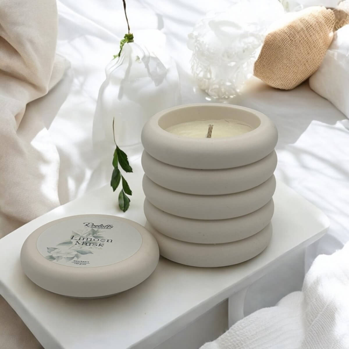Geurkaars Limoen - Musk - Citrusnoten gecombineerd met de warmte van musk en eikenhout is de perfecte mannelijke wintergeur. Ervaar energie en ontspanning bij jou thuis Roeloffs Candles & Home Decor