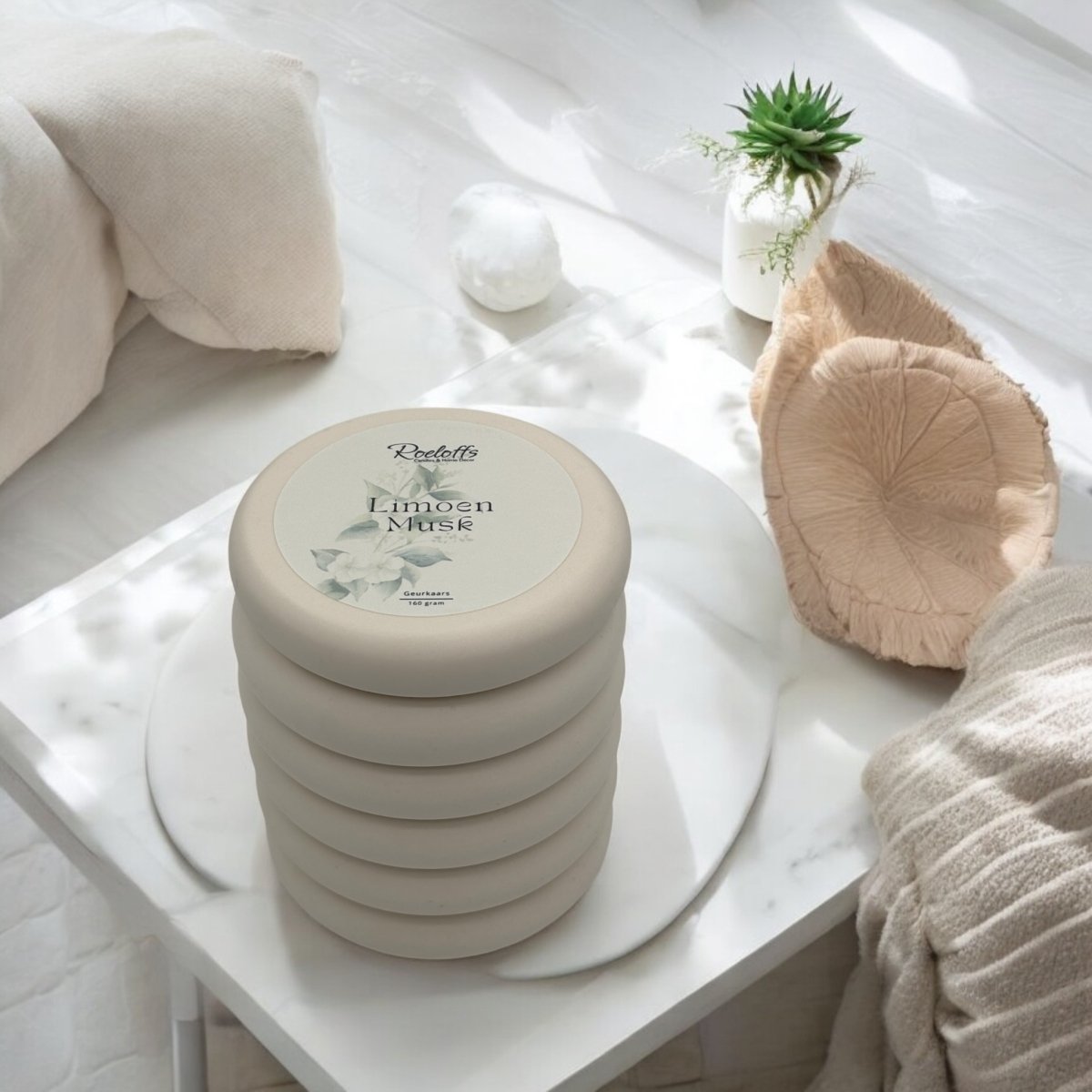 Geurkaars Limoen - Musk - Citrusnoten gecombineerd met de warmte van musk en eikenhout is de perfecte mannelijke wintergeur. Ervaar energie en ontspanning bij jou thuis Roeloffs Candles & Home Decor