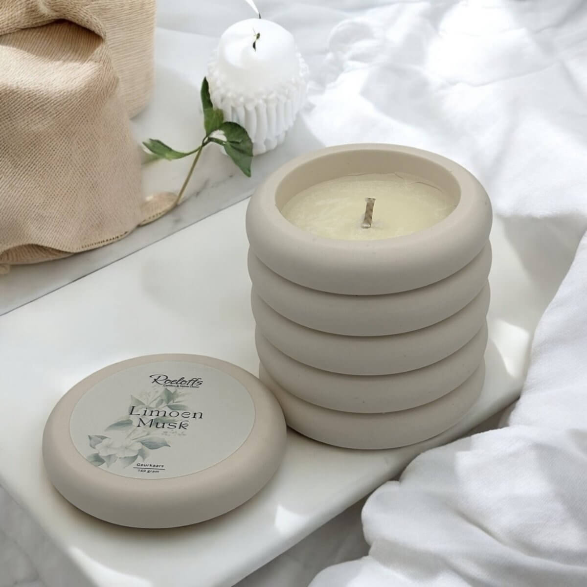 Geurkaars Limoen - Musk - Citrusnoten gecombineerd met de warmte van musk en eikenhout is de perfecte mannelijke wintergeur. Ervaar energie en ontspanning bij jou thuis Roeloffs Candles & Home Decor