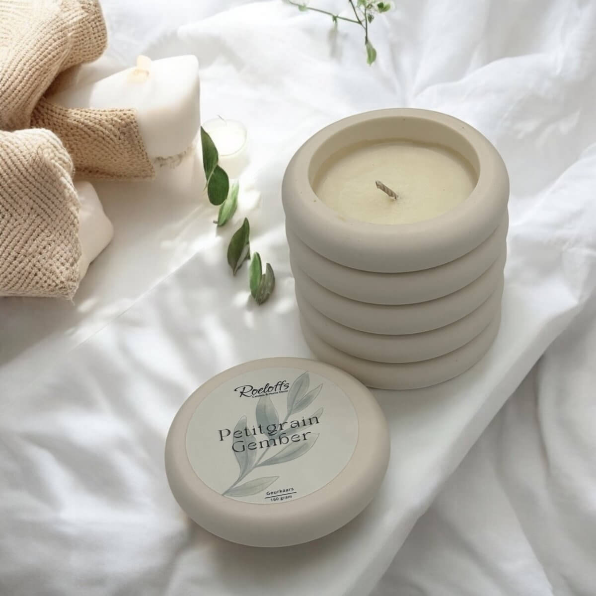 Geurkaars Petitgrain - Gember - Ervaar de kracht van aromatherapie met onze handgemaakte geurkaars. De geur van Petitgrain en Gember geeft je nieuwe energie en een boost van positiviteit. Roeloffs Candles & Home Decor