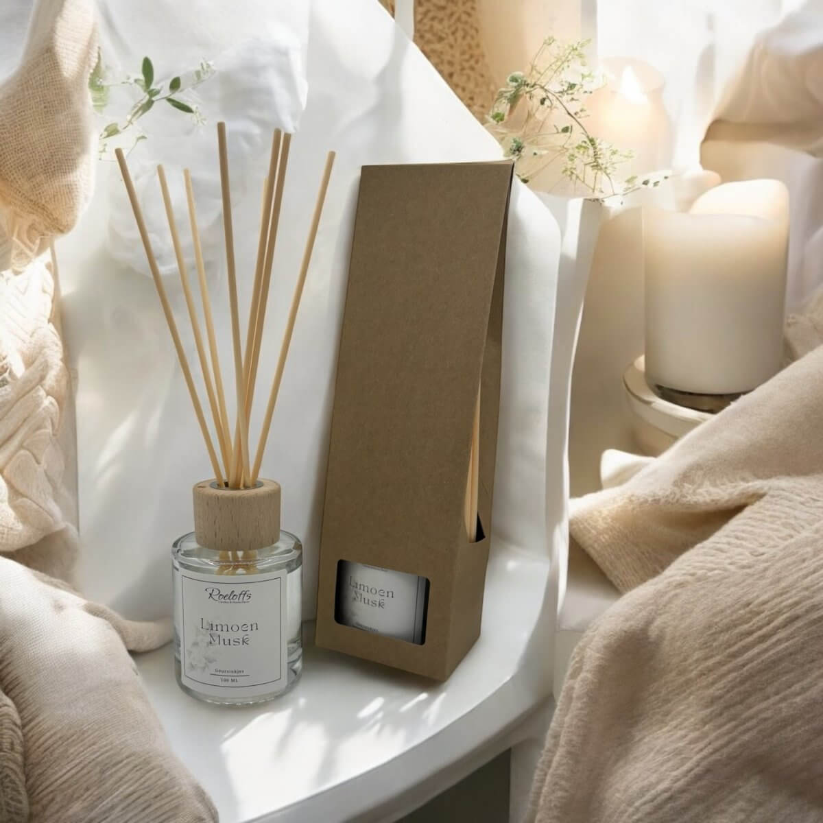 Geurstokjes Limoen - Musk - Geef jezelf energie en ontspanning op het zelfde moment met deze geurstokjes Limoen - Musk. Ervaar de kracht van aromatherapie en wellness geuren. Roeloffs Candles & Home Decor