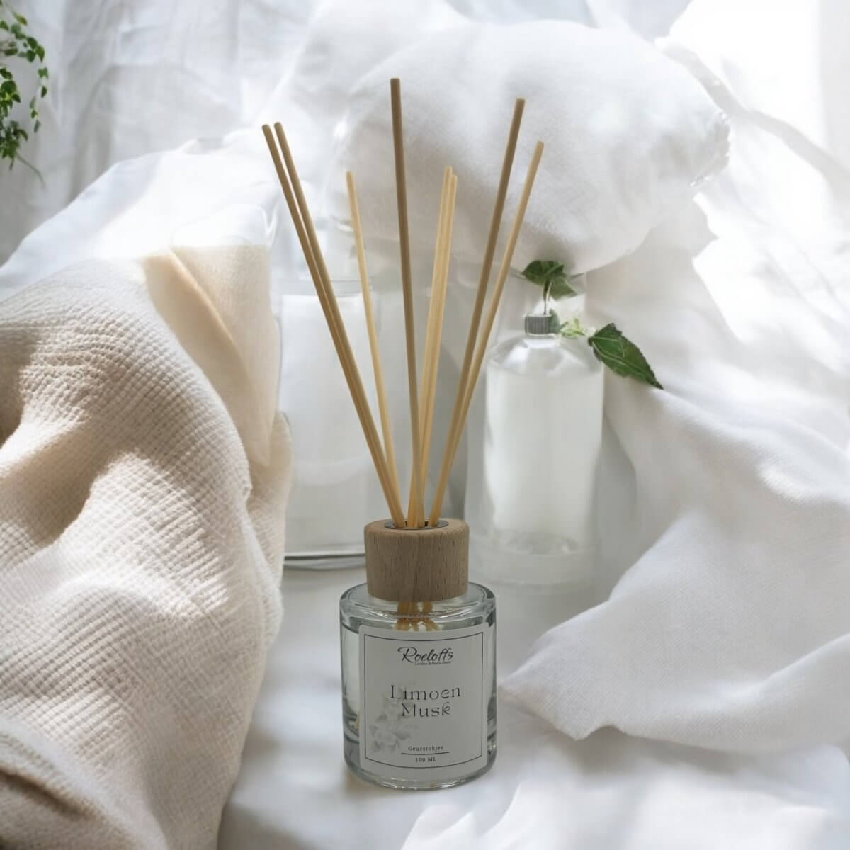 Geurstokjes Limoen - Musk - Geef jezelf energie en ontspanning op het zelfde moment met deze geurstokjes Limoen - Musk. Ervaar de kracht van aromatherapie en wellness geuren. Roeloffs Candles & Home Decor