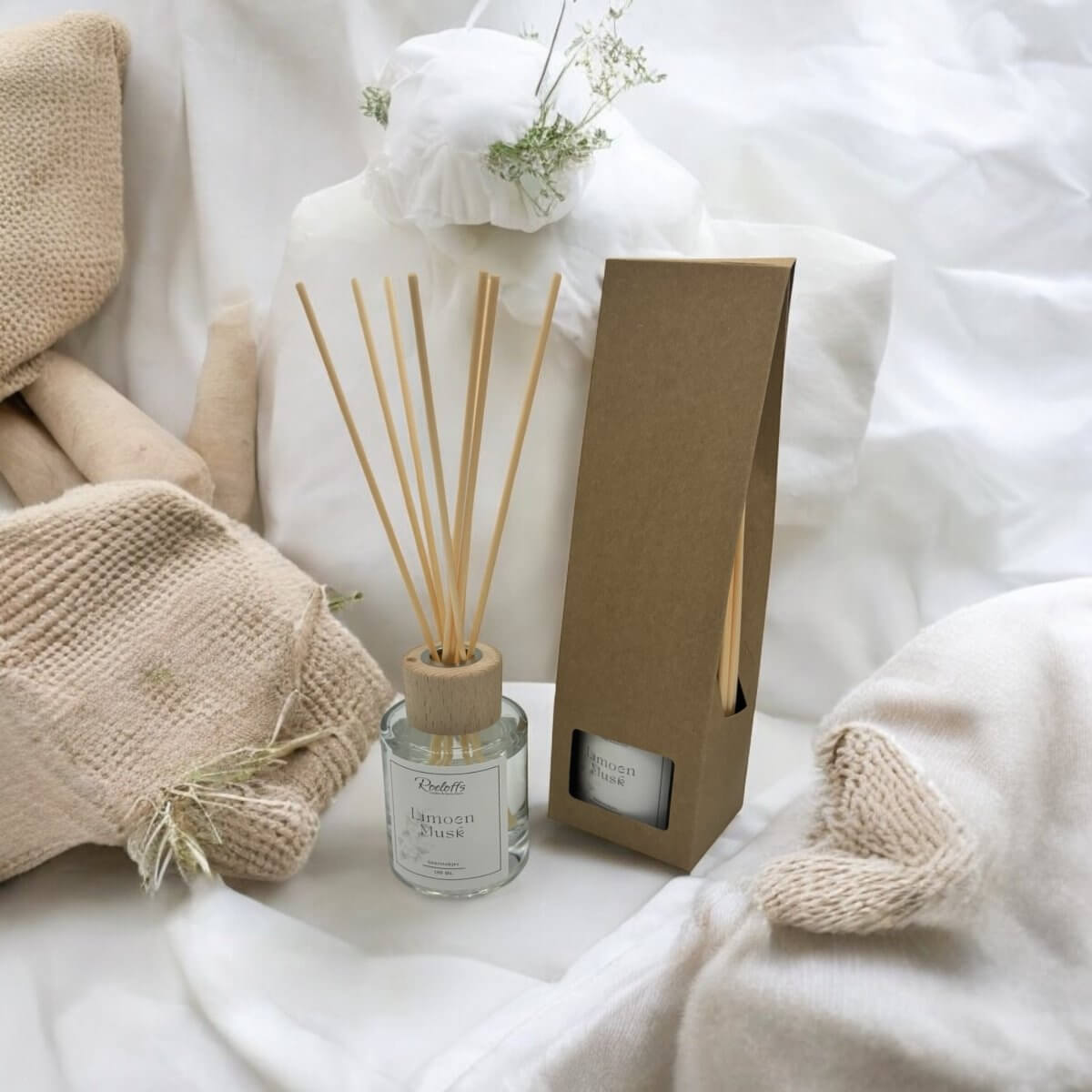 Geurstokjes Limoen - Musk - Geef jezelf energie en ontspanning op het zelfde moment met deze geurstokjes Limoen - Musk. Ervaar de kracht van aromatherapie en wellness geuren. Roeloffs Candles & Home Decor