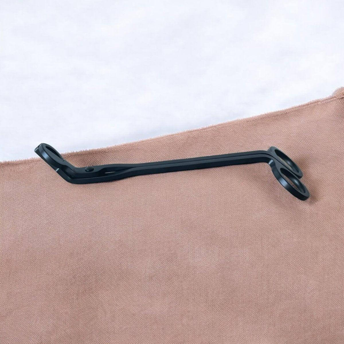 Lontknipper - Lontknipper voor kaarsen! Stijlvolle zwarte lontknipper voor het verlengen van de levensduur van jouw geurkaars. Ontdek het gemak en stijl! Roeloffs Candles & Home Decor