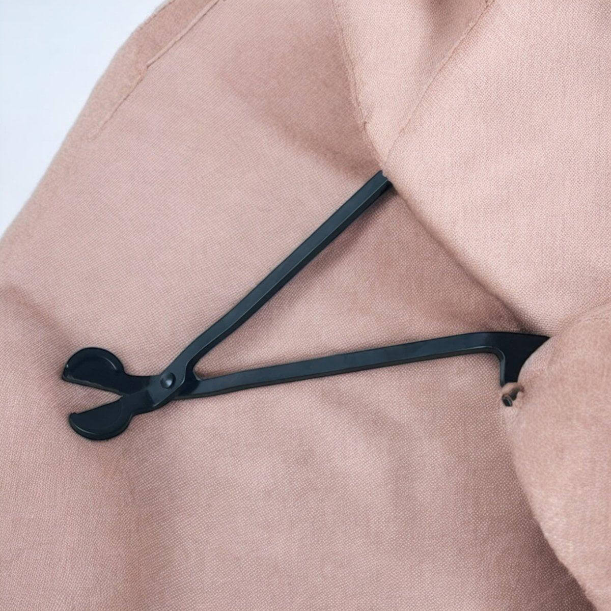 Lontknipper - Lontknipper voor kaarsen! Stijlvolle zwarte lontknipper voor het verlengen van de levensduur van jouw geurkaars. Ontdek het gemak en stijl! Roeloffs Candles & Home Decor