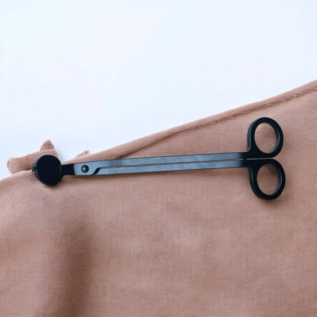 Lontknipper - Lontknipper voor kaarsen! Stijlvolle zwarte lontknipper voor het verlengen van de levensduur van jouw geurkaars. Ontdek het gemak en stijl! Roeloffs Candles & Home Decor