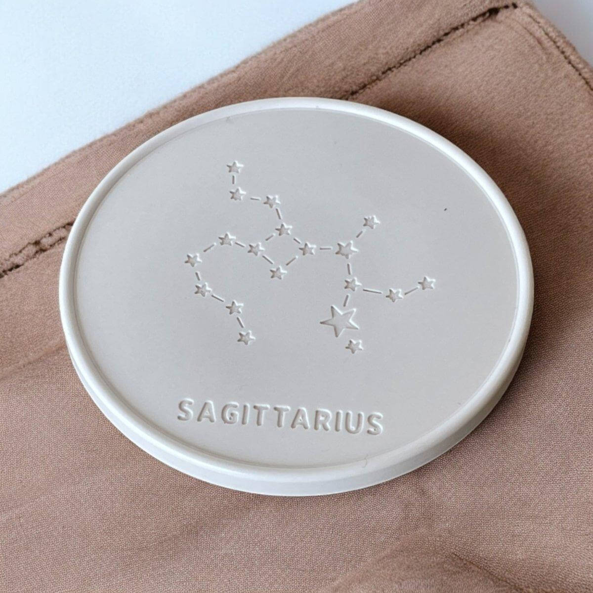 Onderzetters Boogschutter Sterrenbeeld - Onderzetters met Sterrenbeeld Boogschutter voegen astrologische charme toe. Handgemaakte onderzetters voor glazen, perfecte snuisterijen voor uw interieur. Onderzetters. Roeloffs Candles & Home Decor