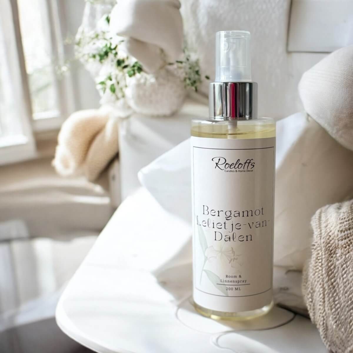 Roomspray Bergamot - Lelietje-van-Dalen - Deze goddelijk feestelijke geur brengt vrolijkheid voor je humeur met de aromatherapie voordelen in een interieur spray. Geniet en ontspan. Roeloffs Candles & Home Decor