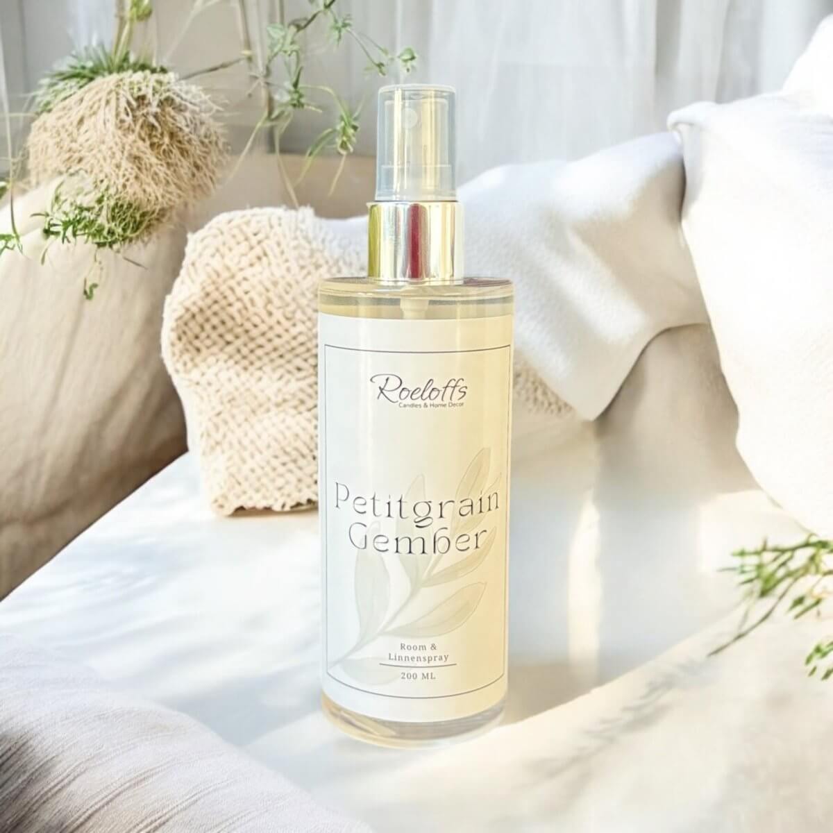 Roomspray Petitgrain - Gember - Roomspray met verfrissende geur, tranformeer de sfeer in huis met deze interieur spray. Ervaar vernieuwing! Met deze geur voel je je direct beter en opgewekter Roeloffs Candles & Home Decor