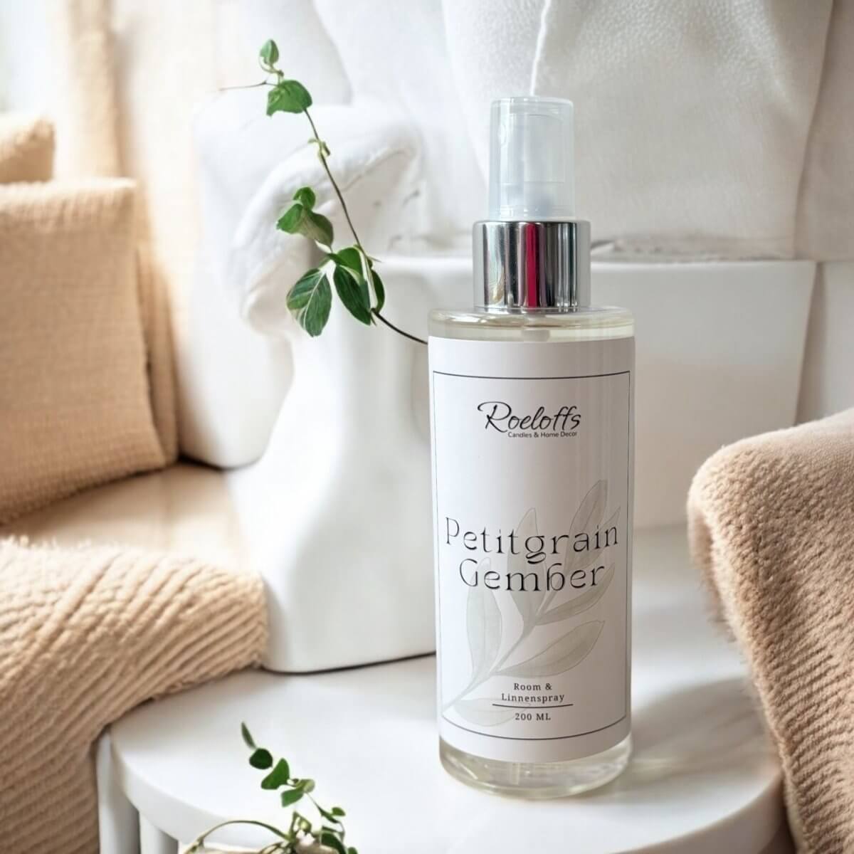 Roomspray Petitgrain - Gember - Roomspray met verfrissende geur, tranformeer de sfeer in huis met deze interieur spray. Ervaar vernieuwing! Met deze geur voel je je direct beter en opgewekter Roeloffs Candles & Home Decor