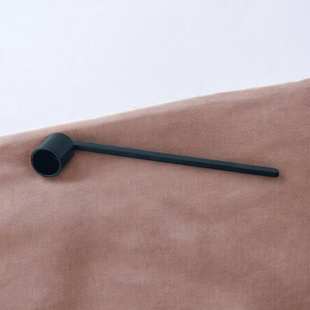 Set lontknipper & kaarsendover - Set kaarsendover en lontknipper voor optimale kaarsbeleving. Elegante zwarte set kaarsendover en lontknipper verlengt levensduur en verbetert gebruik. Roeloffs Candles & Home Decor