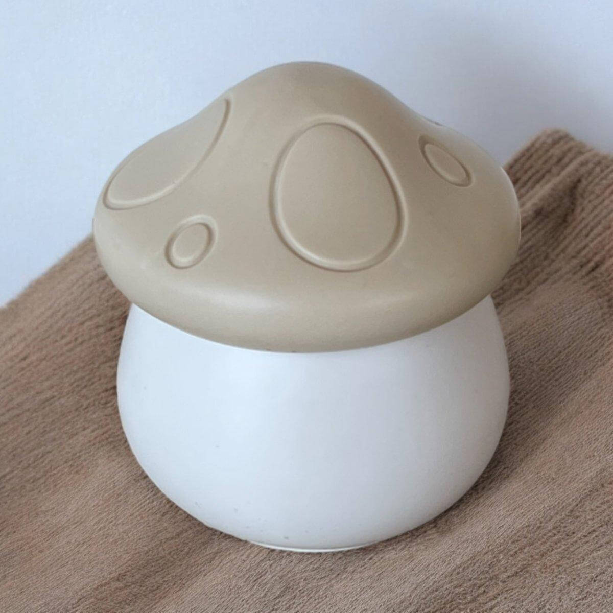 Voordeelbundel herfst geurkaarsen - Onze bestsellers zijn nu samen te koop voor een voordelige prijs! Je hoeft niet meer te kiezen, pompoen kaars en paddenstoel kaars samen in de sale! Roeloffs Candles & Home Decor