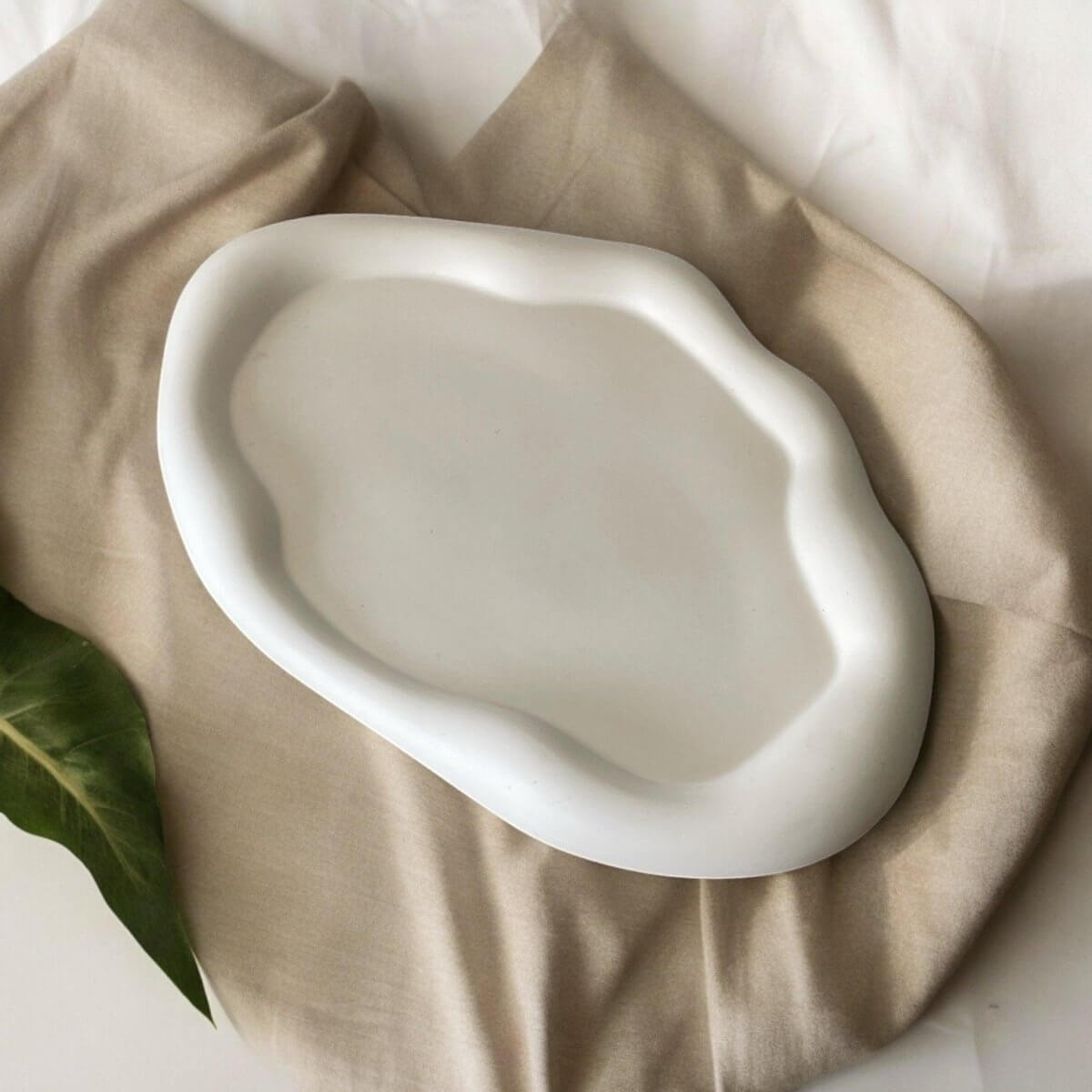 Woondecoratie Schaal Wolk #2 - Woondecoratie creëert rust en ontspanning. Ontdek onze handgemaakte woondecoraties en woonaccessoires voor jouw slow living interieur. Roeloffs Candles & Home Decor