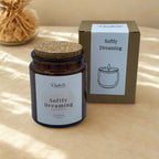 Geurkaars Softly Dreaming in een glazen pot met kurken deksel, perfect voor ontspanning en sfeer.