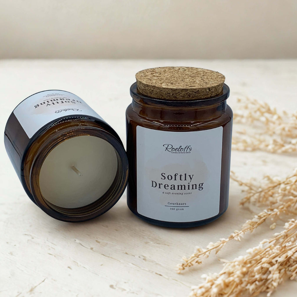Geurkaars Softly Dreaming in een stijlvolle pot met kurken deksel, perfect voor ontspanning en sfeer.