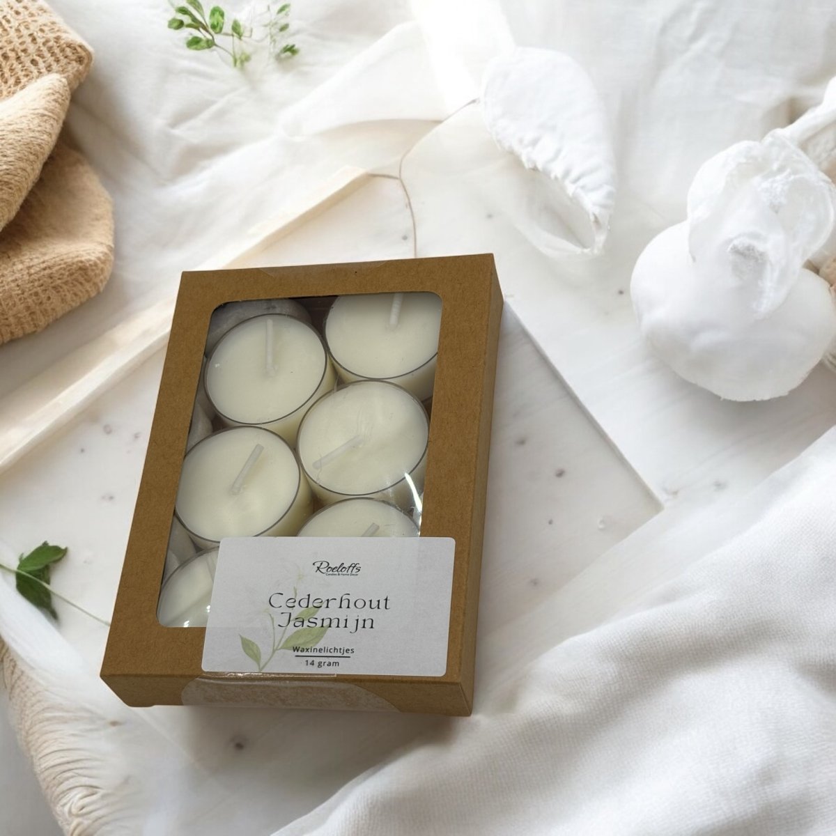Geur Waxinelichtjes Cederhout - Jasmijn - De subtiele geur van Cederhout - Jasmijn in deze waxinelichtjes met geur helpen je om te herstellen na een lange dan en weer tot rust te komen.  Roeloffs Candles & Home Decor 