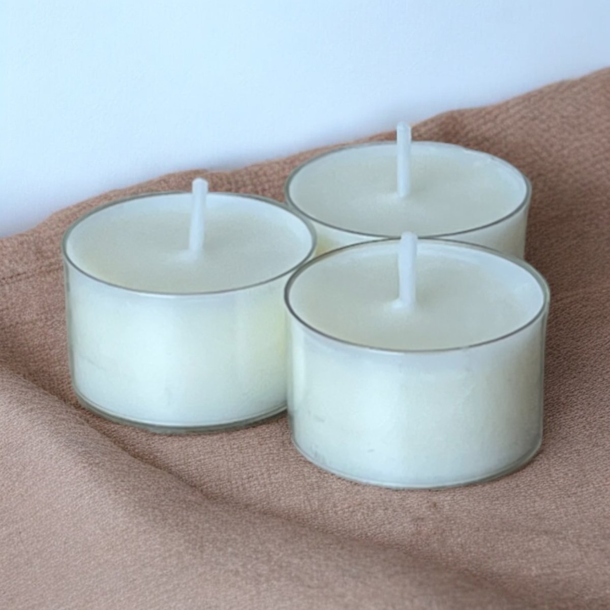 Geur waxinelichtjes Sinaasappel - Kokosnoot - Waan je op een tropisch eiland met een kokosnoot drankje in je hand. Deze waxinelichtjes met geur nemen je mee naar de zon waar alle zorgen van je af glijden Roeloffs Candles & Home Decor 