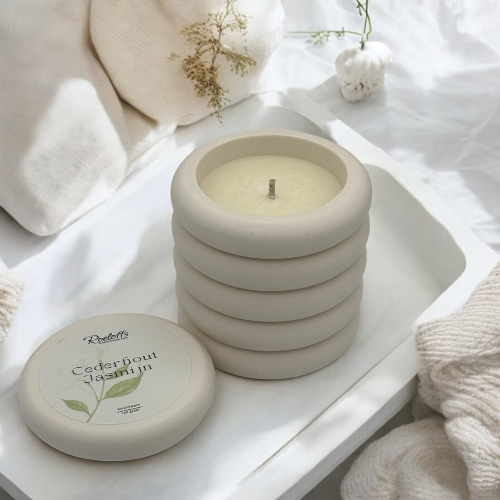 Geurkaars Cederhout - Jasmijn - Ervaar zelf wat deze subtiele geurkaars Cederhout - Jasmijn voor jou kan doen. Aromatherapie om te helen en te herstellen. Roeloffs Candles & Home Decor 
