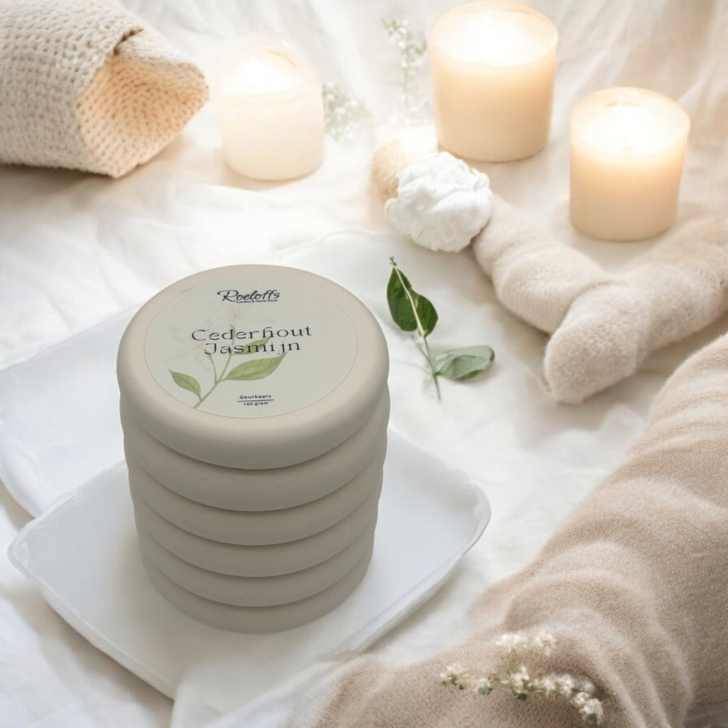 Geurkaars Cederhout - Jasmijn - Ervaar zelf wat deze subtiele geurkaars Cederhout - Jasmijn voor jou kan doen. Aromatherapie om te helen en te herstellen. Roeloffs Candles & Home Decor 