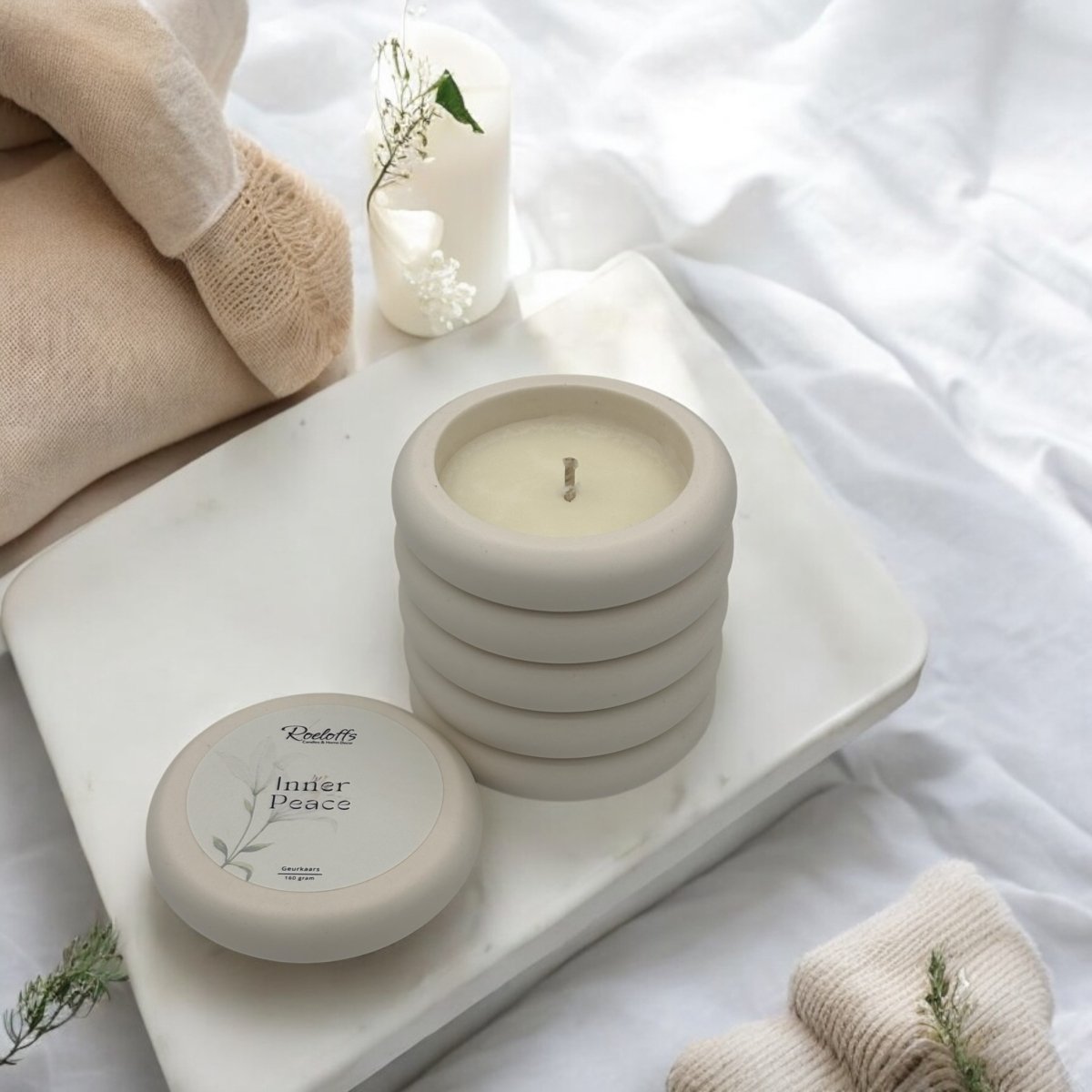 Geurkaars Inner Peace - Ontspan en vind dat diepe gevoel van innerlijke rust door de kracht van aromatherapie toe te passen. Deze handgemaakte geurkaars helpt jou je zorgen te vergeten Roeloffs Candles & Home Decor 