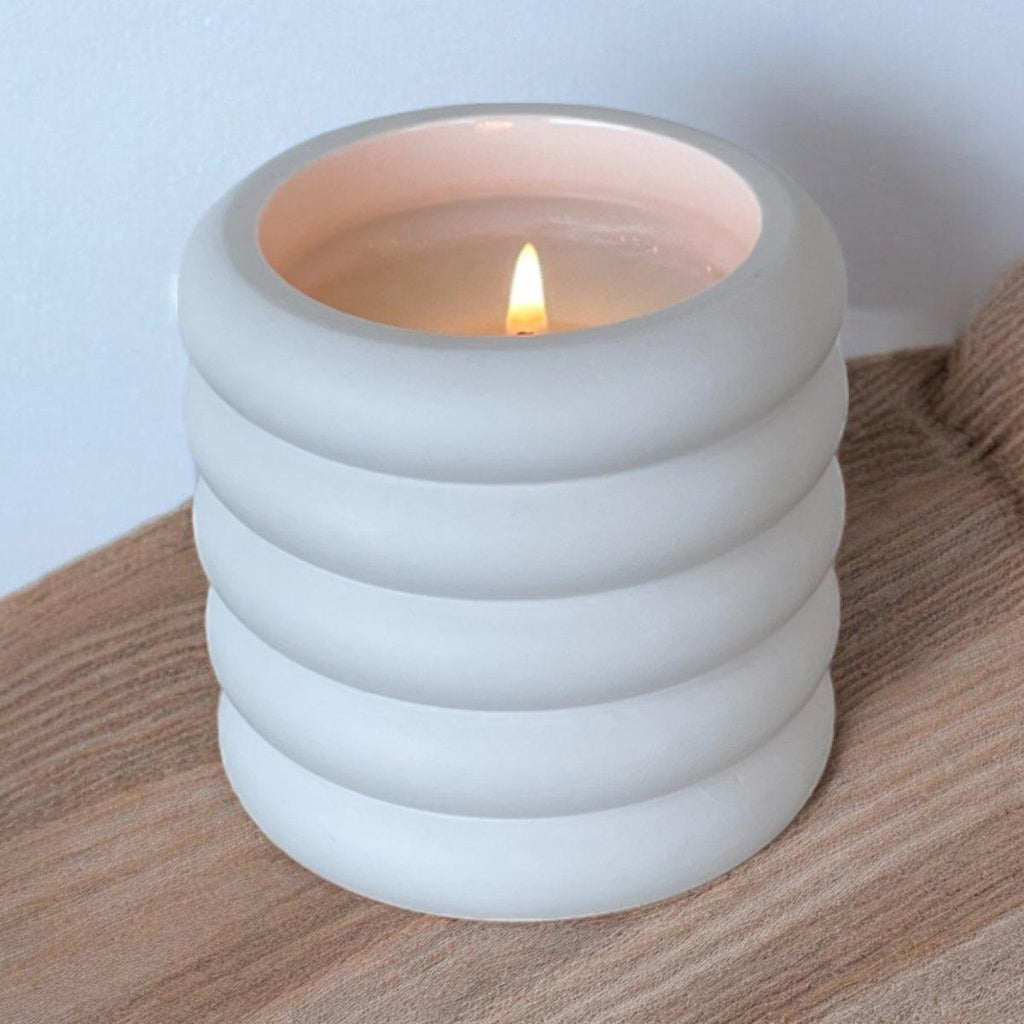 Geurkaars Lavendel - Kamille - Een moment van ontspanning, een betere nachtrust. Lavendel - Kamille geurkaars werkt positief op jouw mentale welzijn. Geniet van aromatherapie geuren Roeloffs Candles & Home Decor 