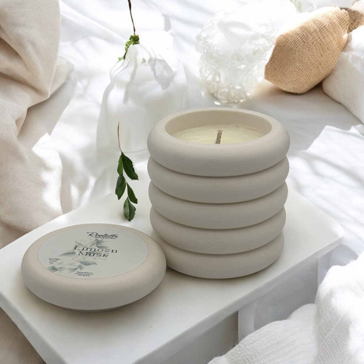 Geurkaars Limoen - Musk - Citrusnoten gecombineerd met de warmte van musk en eikenhout is de perfecte mannelijke wintergeur. Ervaar energie en ontspanning bij jou thuis Roeloffs Candles & Home Decor 