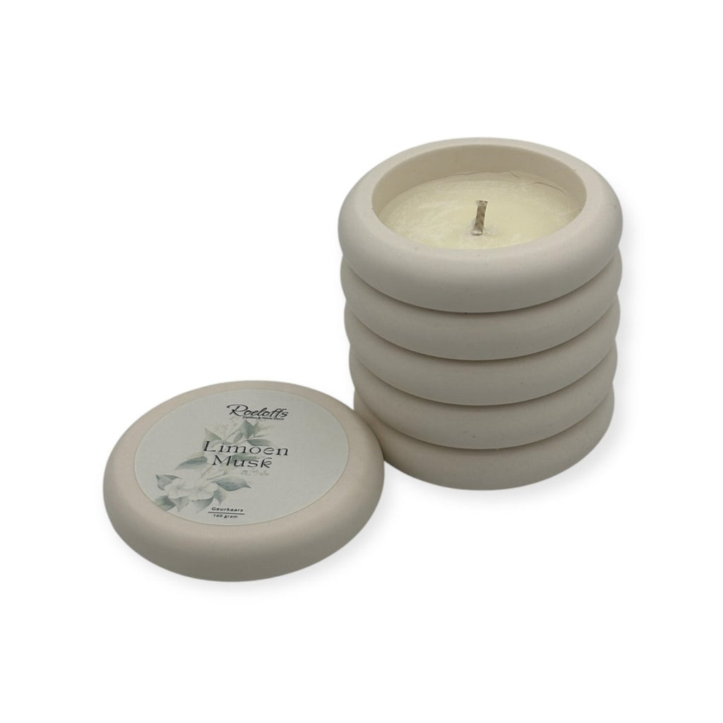 Geurkaars Limoen - Musk - Citrusnoten gecombineerd met de warmte van musk en eikenhout is de perfecte mannelijke wintergeur. Ervaar energie en ontspanning bij jou thuis Roeloffs Candles & Home Decor 
