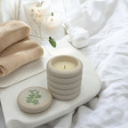 Geurkaars Mirre - Tonkaboon - Handgemaakte geurkaars met de sensuele geur van Mirre en Tonka geven je een warme en sensuele knuffel. Perfect om te ontspannen met de kracht van geur. Roeloffs Candles & Home Decor 
