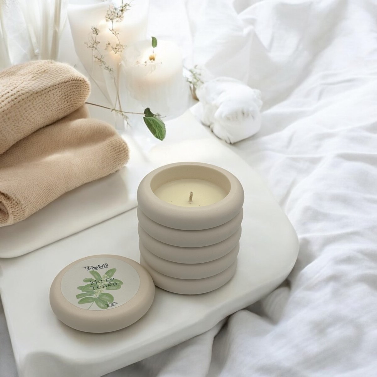 Geurkaars Mirre - Tonkaboon - Handgemaakte geurkaars met de sensuele geur van Mirre en Tonka geven je een warme en sensuele knuffel. Perfect om te ontspannen met de kracht van geur. Roeloffs Candles & Home Decor 