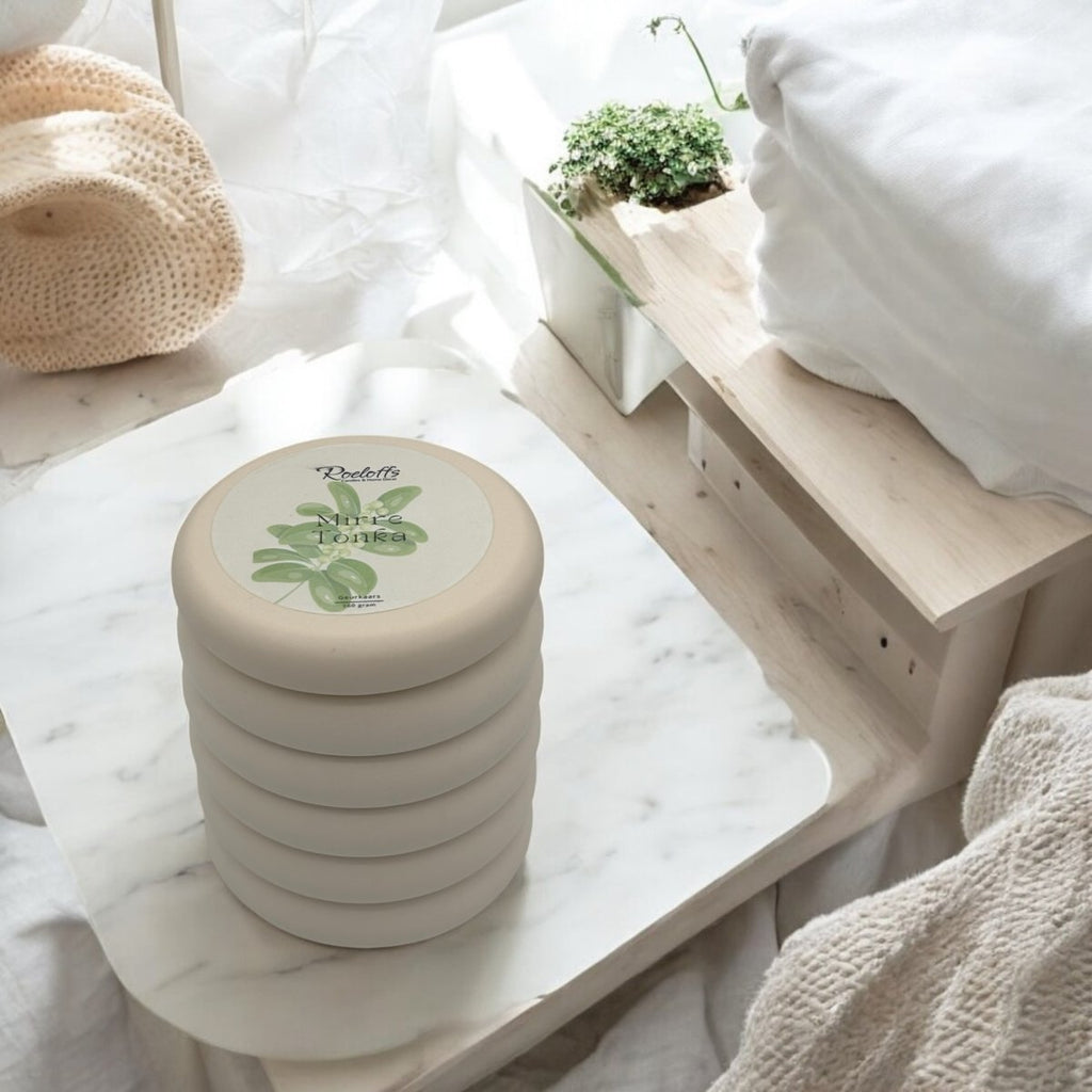 Geurkaars Mirre - Tonkaboon - Handgemaakte geurkaars met de sensuele geur van Mirre en Tonka geven je een warme en sensuele knuffel. Perfect om te ontspannen met de kracht van geur. Roeloffs Candles & Home Decor 