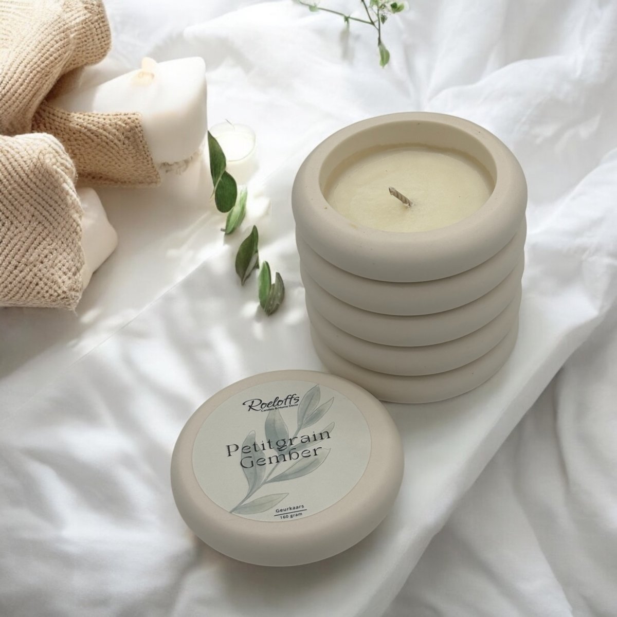 Geurkaars Petitgrain - Gember - Ervaar de kracht van aromatherapie met onze handgemaakte geurkaars. De geur van Petitgrain en Gember geeft je nieuwe energie en een boost van positiviteit. Roeloffs Candles & Home Decor 