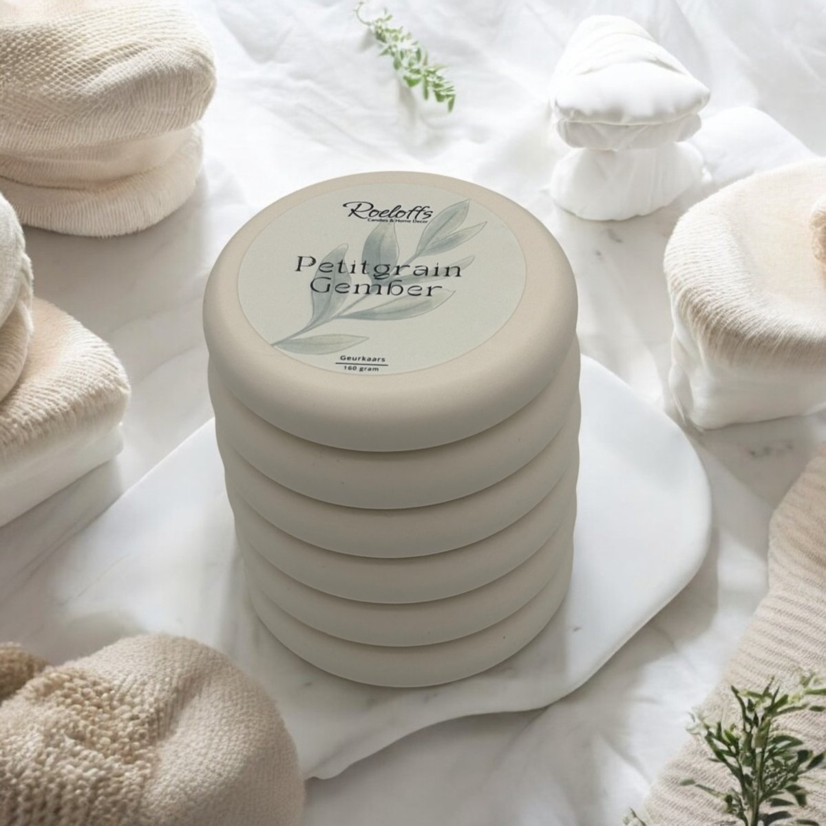 Geurkaars Petitgrain - Gember - Ervaar de kracht van aromatherapie met onze handgemaakte geurkaars. De geur van Petitgrain en Gember geeft je nieuwe energie en een boost van positiviteit. Roeloffs Candles & Home Decor 