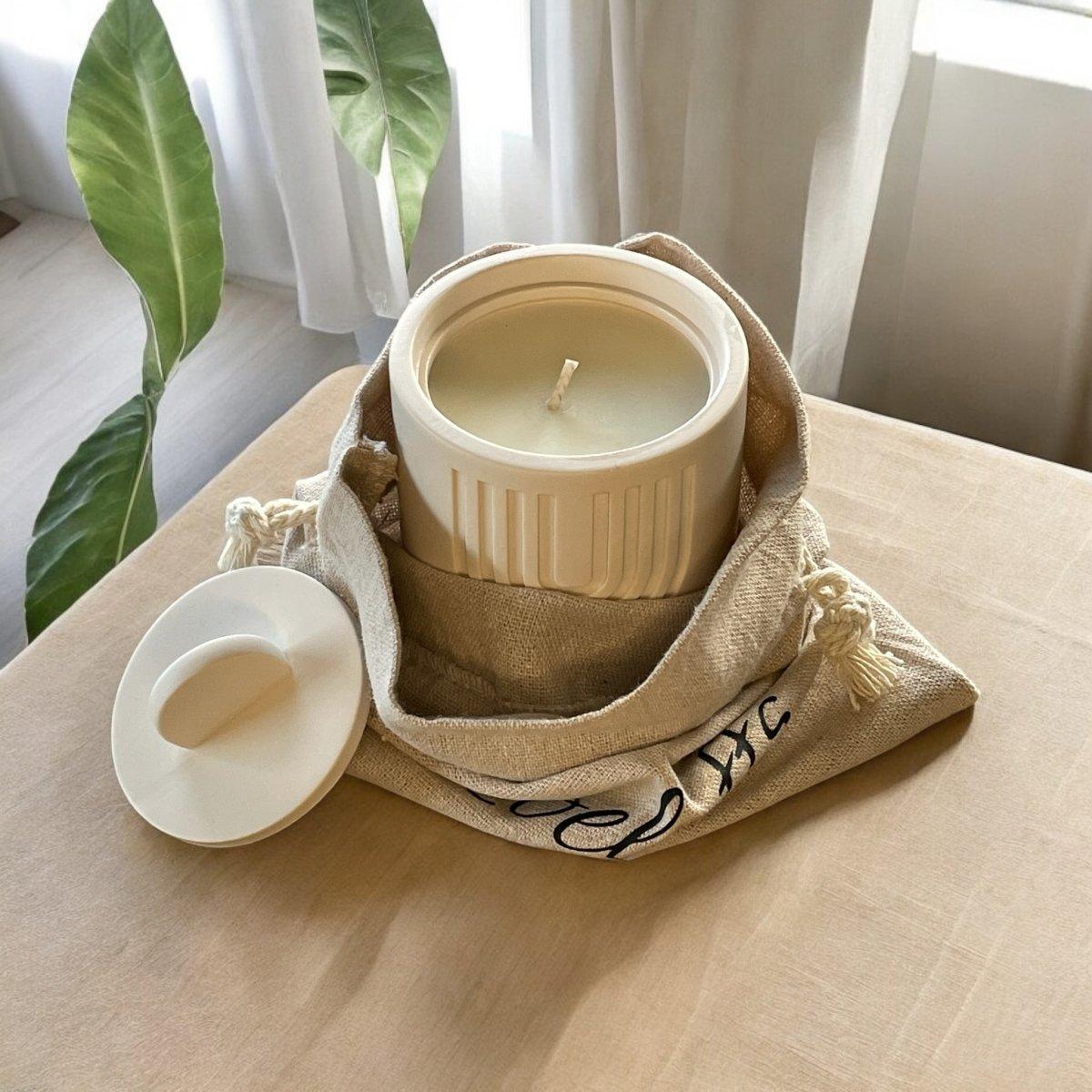 Geurkaars Winterbessen - Warmte en zoetheid breng je naar binnen, alsof je in een koude fruit tuin bent waar je zoveel bessen kunt plukken als je kunt dragen. Geniet van Aromatherapie thuis Roeloffs Candles & Home Decor 