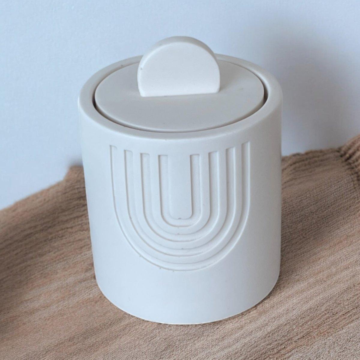 Geurkaars Winterbessen - Warmte en zoetheid breng je naar binnen, alsof je in een koude fruit tuin bent waar je zoveel bessen kunt plukken als je kunt dragen. Geniet van Aromatherapie thuis Roeloffs Candles & Home Decor 