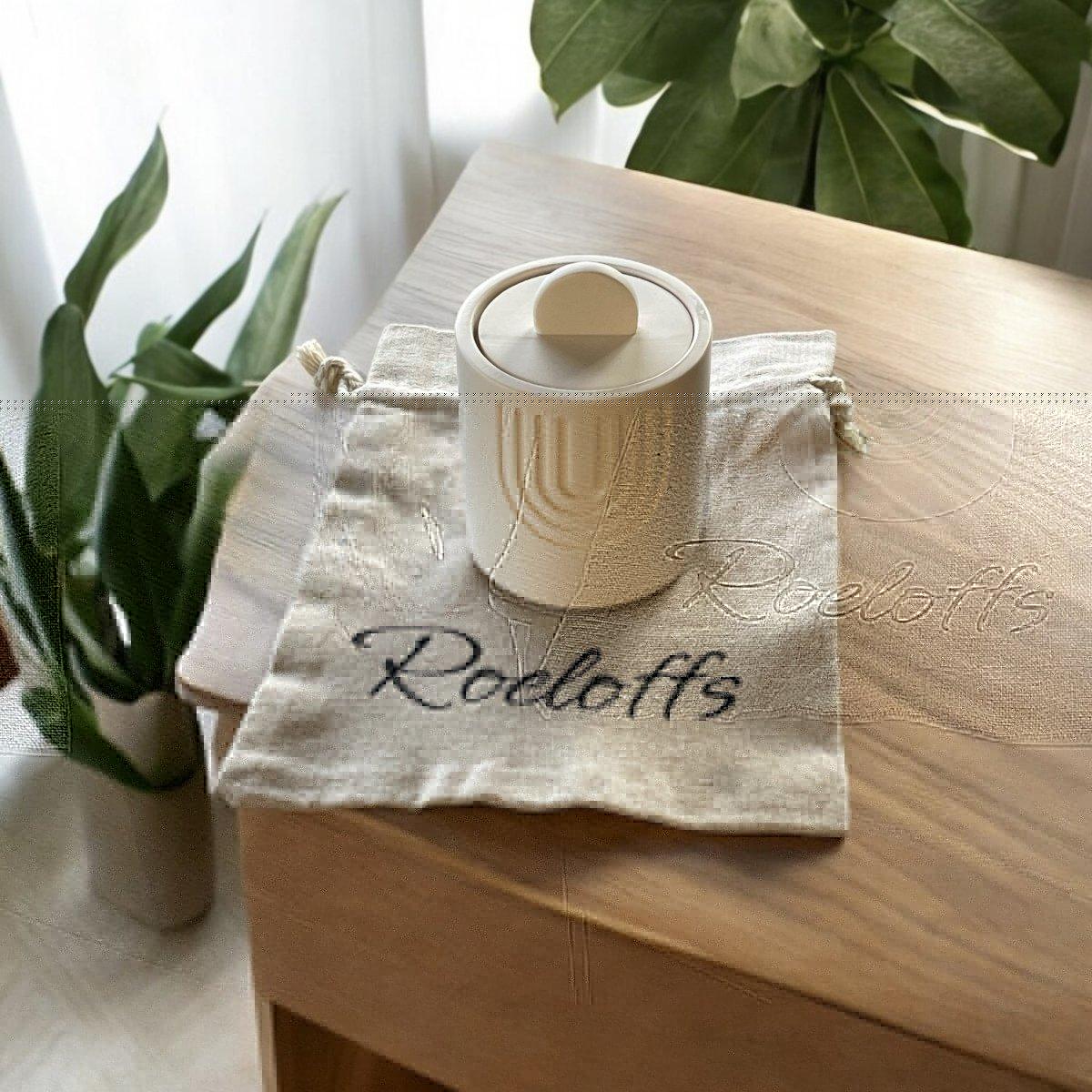 Geurkaars Winterbessen - Warmte en zoetheid breng je naar binnen, alsof je in een koude fruit tuin bent waar je zoveel bessen kunt plukken als je kunt dragen. Geniet van Aromatherapie thuis Roeloffs Candles & Home Decor 