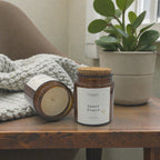 Geurkaars Inner Peace op een houten tafel met een groene plant en een warme, gezellige omgeving.