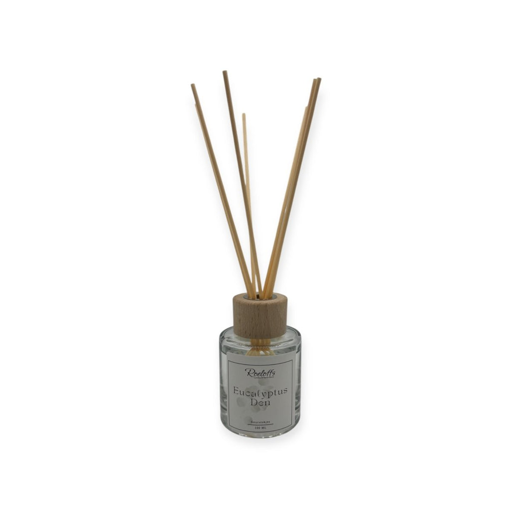 Geurstokjes Eucalyptus - Den - Ontdek de verfrissende geur van Eucalyptus - Den geurstokjes, alsof je in een winters koud dennenbos wandelt en voel de kracht van geur inwerken op welzijn Roeloffs Candles & Home Decor 
