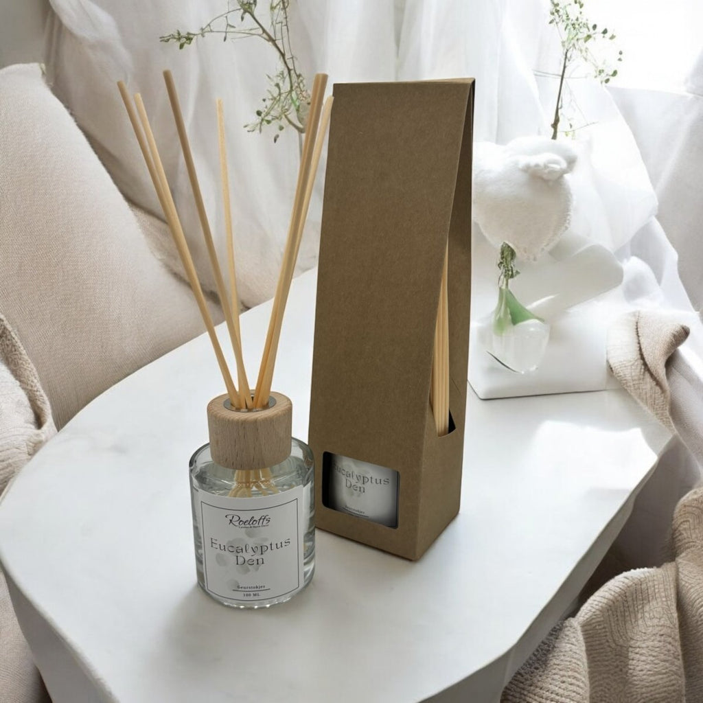 Geurstokjes Eucalyptus - Den - Ontdek de verfrissende geur van Eucalyptus - Den geurstokjes, alsof je in een winters koud dennenbos wandelt en voel de kracht van geur inwerken op welzijn Roeloffs Candles & Home Decor 