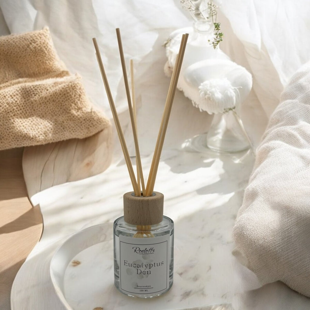 Geurstokjes Eucalyptus - Den - Ontdek de verfrissende geur van Eucalyptus - Den geurstokjes, alsof je in een winters koud dennenbos wandelt en voel de kracht van geur inwerken op welzijn Roeloffs Candles & Home Decor 