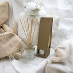 Geurstokjes Limoen - Musk - Geef jezelf energie en ontspanning op het zelfde moment met deze geurstokjes Limoen - Musk. Ervaar de kracht van aromatherapie en wellness geuren. Roeloffs Candles & Home Decor 