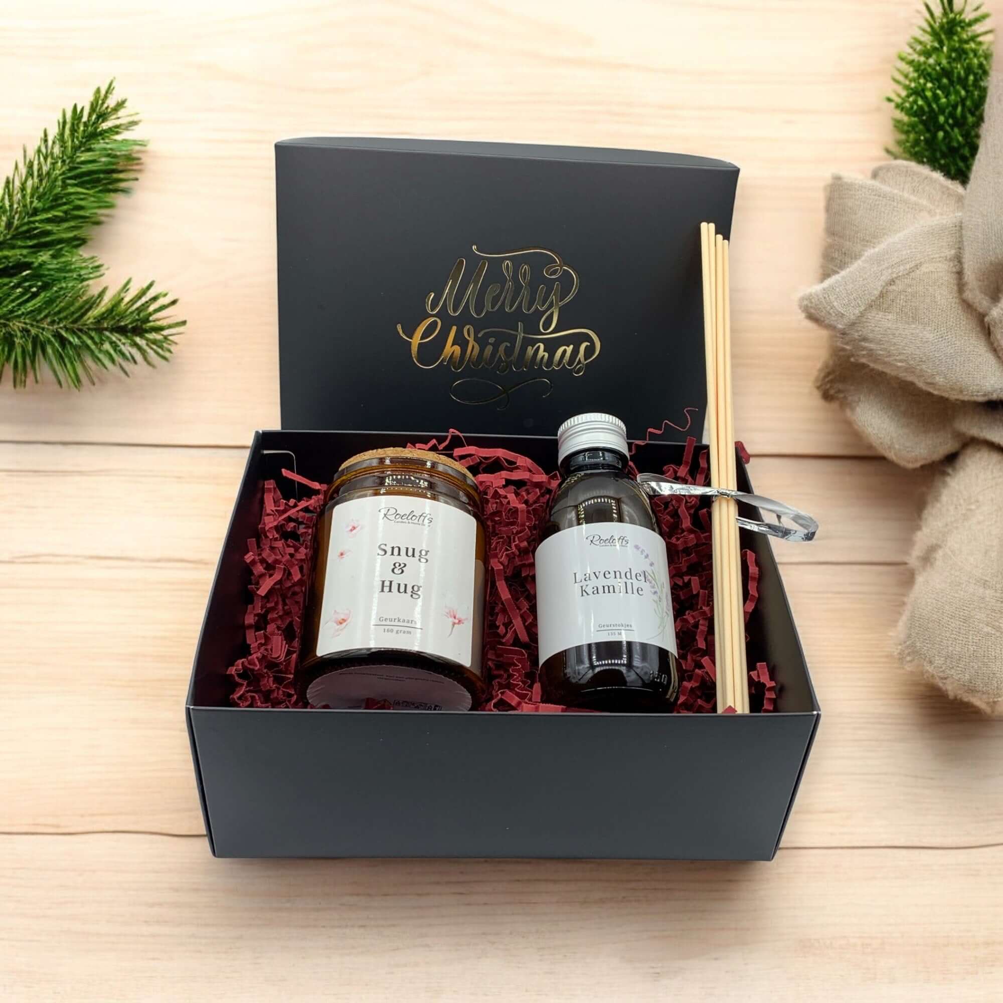Kerstcadeau Rust met geurkaars Snug & Hug en geurenspray Lavendel-Kamille in luxe geschenkdoos