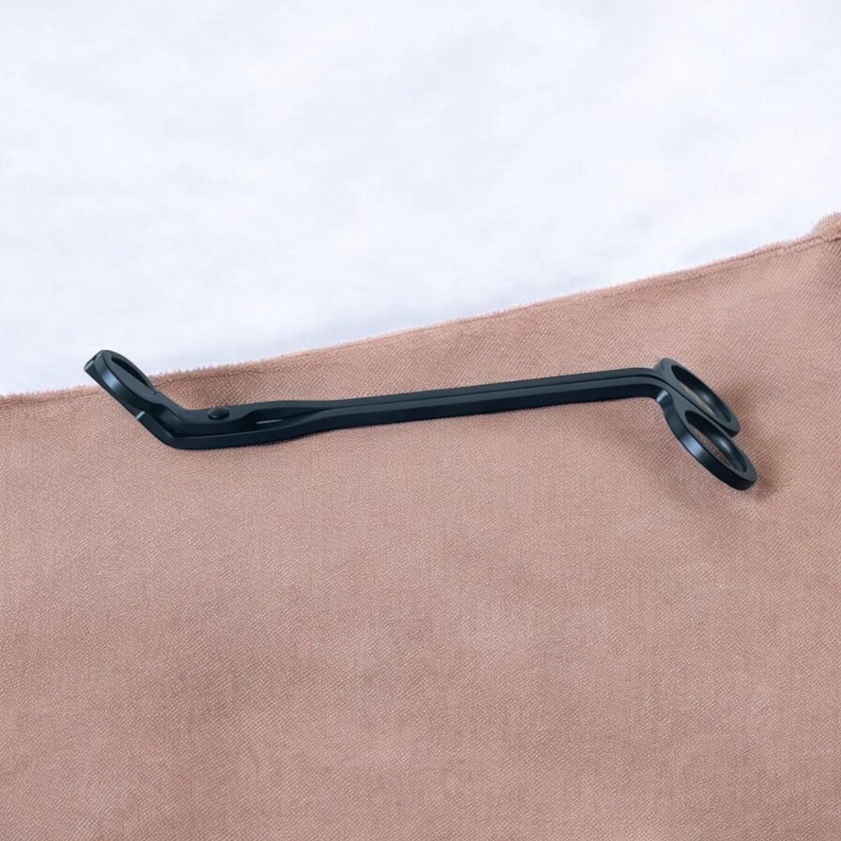 Lontknipper - Lontknipper voor kaarsen! Stijlvolle zwarte lontknipper voor het verlengen van de levensduur van jouw geurkaars. Ontdek het gemak en stijl! Roeloffs Candles & Home Decor 