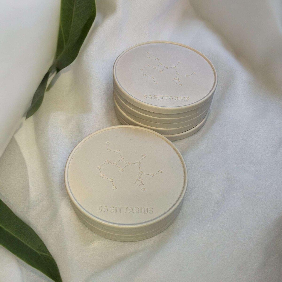 Onderzetters Boogschutter Sterrenbeeld - Onderzetters met Sterrenbeeld Boogschutter voegen astrologische charme toe. Handgemaakte onderzetters voor glazen, perfecte snuisterijen voor uw interieur. Onderzetters. Roeloffs Candles & Home Decor 