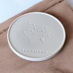 Onderzetters Boogschutter Sterrenbeeld - Onderzetters met Sterrenbeeld Boogschutter voegen astrologische charme toe. Handgemaakte onderzetters voor glazen, perfecte snuisterijen voor uw interieur. Onderzetters. Roeloffs Candles & Home Decor 